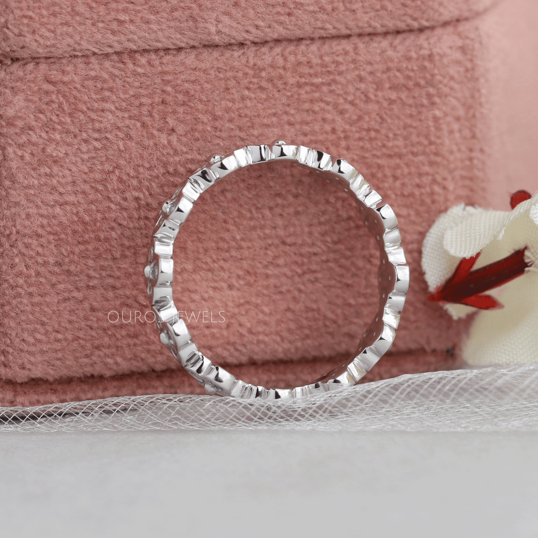 Round Diamond Clover Wedding Band