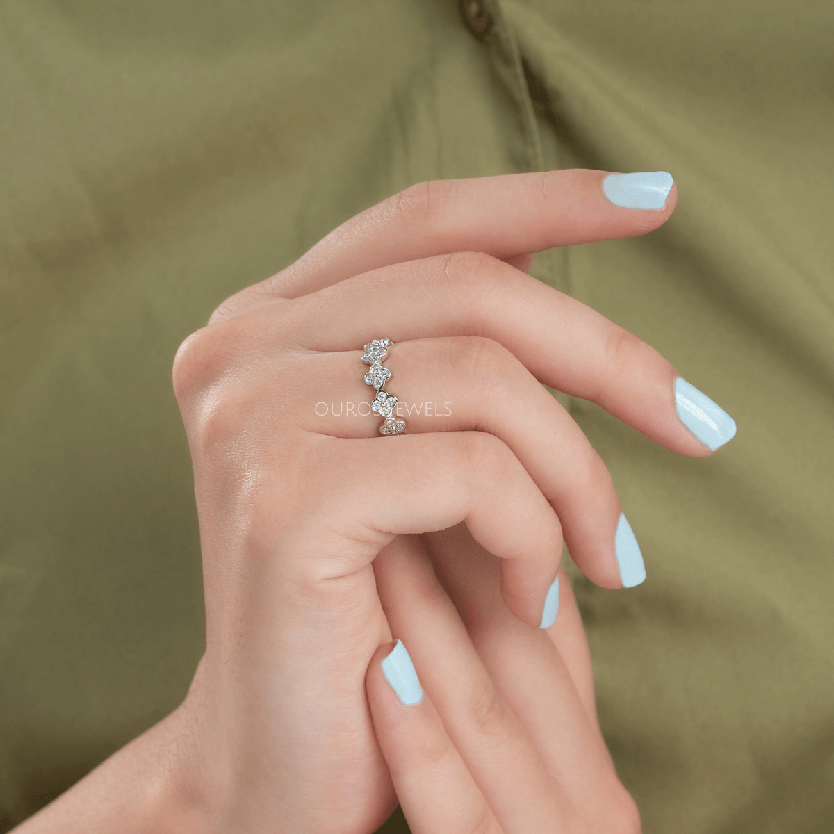 Round Diamond Clover Wedding Band