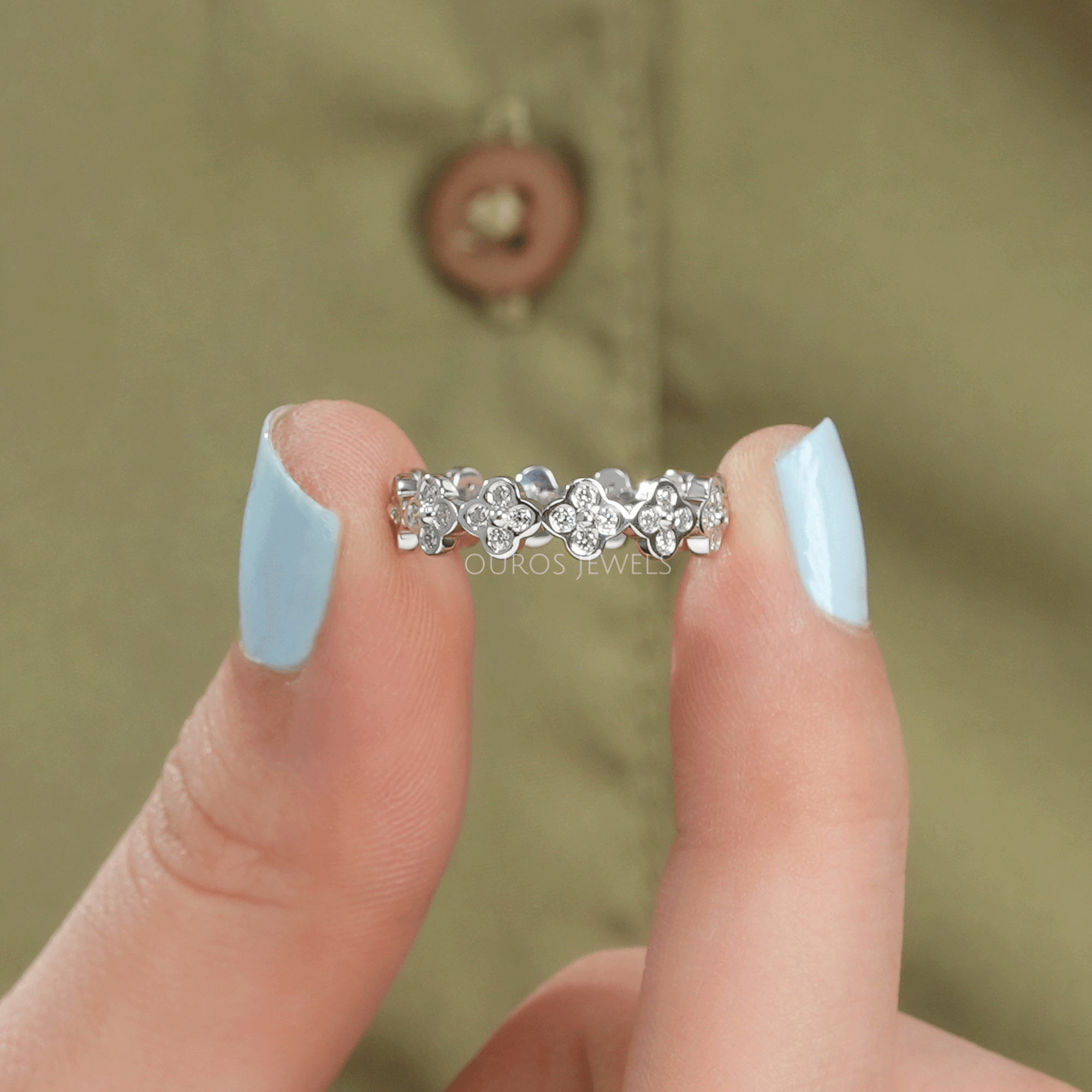 Round Diamond Clover Wedding Band