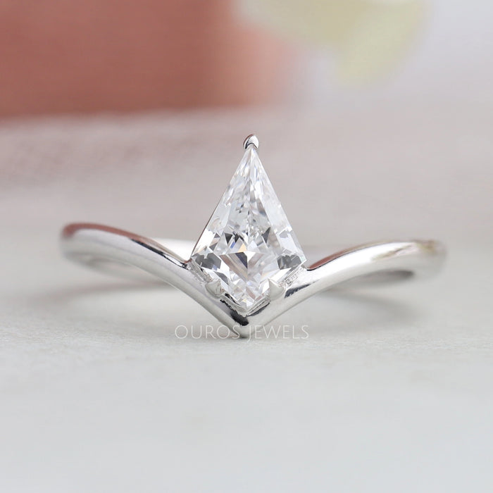 front view of kite cut diamond curved solitaire engagement ring