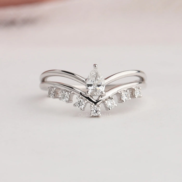 Front side clear view of pear-shaped ring crafted with VS clarity.